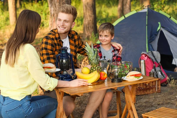 Famiglia felice che fa picnic nella foresta — Foto Stock