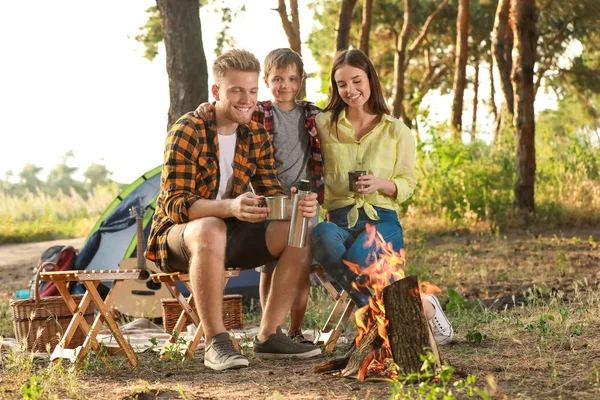 Felice famiglia trascorrere il fine settimana nella foresta — Foto Stock