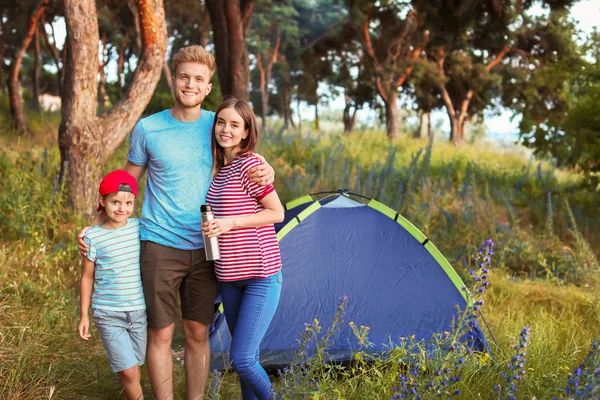 Felice famiglia trascorrere il fine settimana nella foresta — Foto Stock