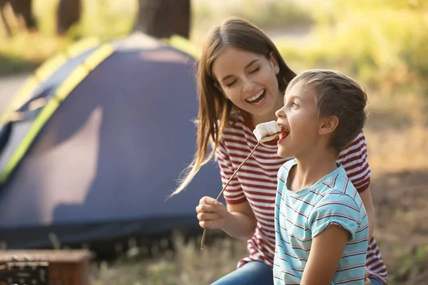 Madre e suo figlio arrostiscono marshmallow in fiamme nella foresta — Foto Stock