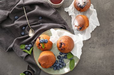 Lezzetli blueberry muffins gri arka plan üzerinde