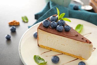 Masada lezzetli kek ve yaban mersini ile Tabak, closeup