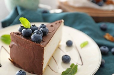 Masada lezzetli kek ve yaban mersini ile Tabak, closeup