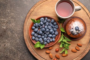 Gemide kek ve çay ile taze yaban mersini