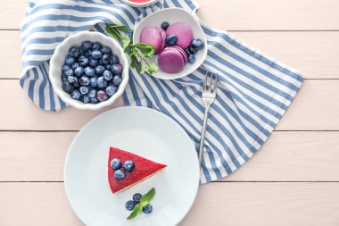 Beyaz masada yaban mersini ile lezzetli tatlılar