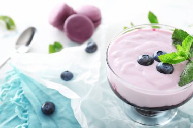 Masada lezzetli yaban mersini yoğurt ile Bowl