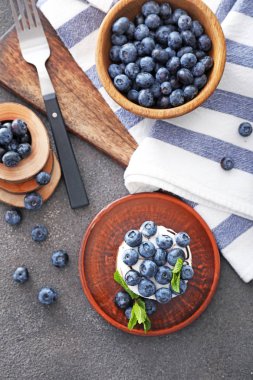 Gri masada lezzetli yaban mersinli kek