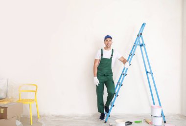 Odada ışık duvara yakın erkek ressam