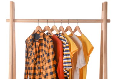 Beyaz arkaplanda asılı giysiler ile dizin