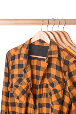 Beyaz arkaplanda asılı giysiler ile dizin