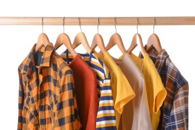 Beyaz arkaplanda asılı giysiler ile dizin