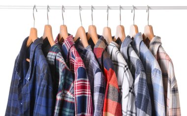 Beyaz arkaplanda asılı giysiler ile dizin