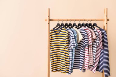 Renkli arka planda asılı giysiler ile Raf