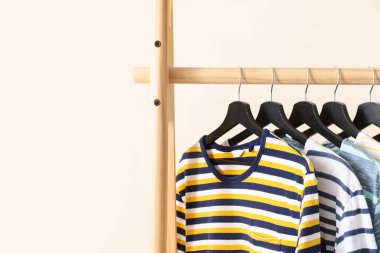 Renkli arka planda asılı giysiler ile Raf