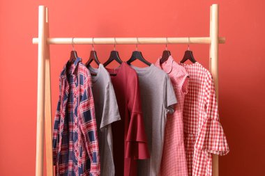 Renkli arka planda asılı giysiler ile Raf