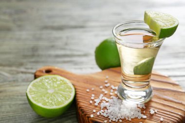 Ahşap arka planda tekila çekimi