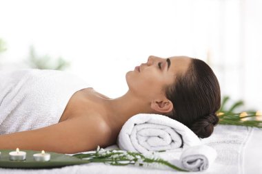 Güzel genç bir kadın kaplıcada dinleniyor.