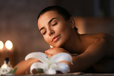 Güzel genç bir kadın kaplıcada dinleniyor.