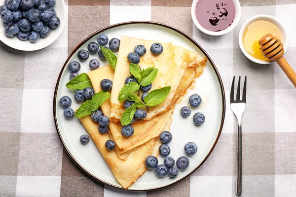 Prato com blini saboroso e mirtilo na mesa — Fotografia de Stock