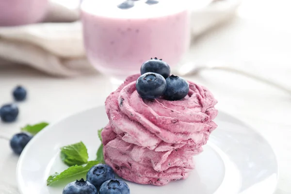 Plate with tasty blueberry marshmallow on white table, closeup — Stock Photo, Image