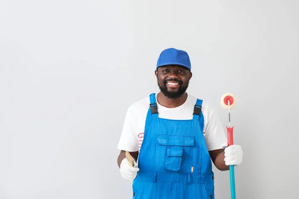 Pintor afroamericano sobre fondo claro — Foto de Stock