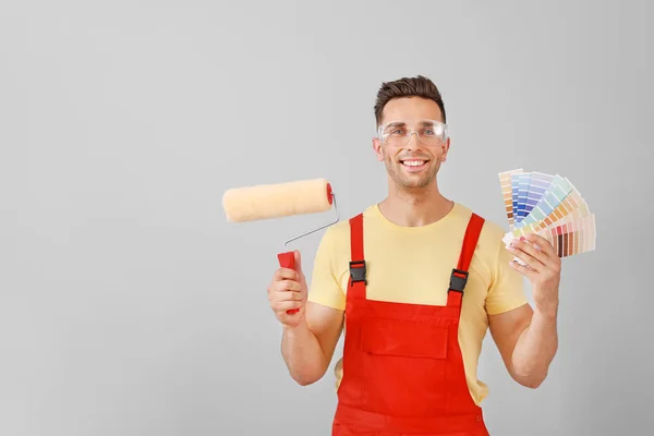 Pintor masculino sobre fondo claro — Foto de Stock