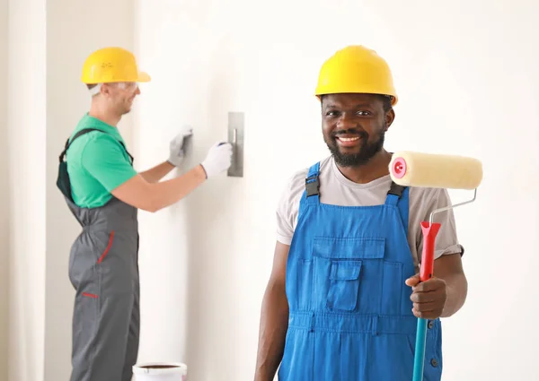 Male workers doing repair in room — Stock Photo, Image