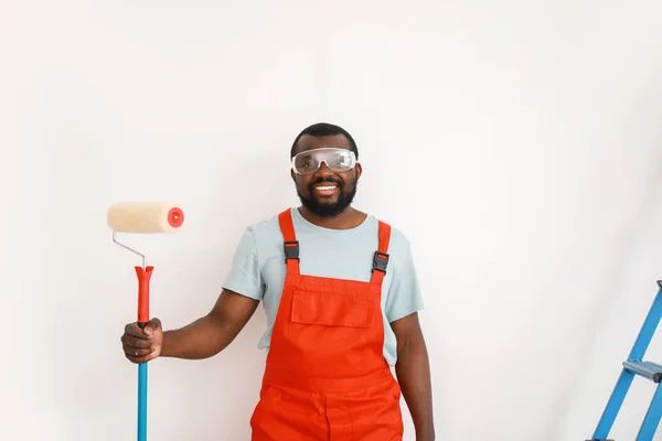 Pittore afro-americano vicino alla parete luminosa — Foto Stock