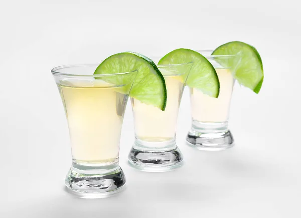 Coups de tequila sur fond blanc — Photo
