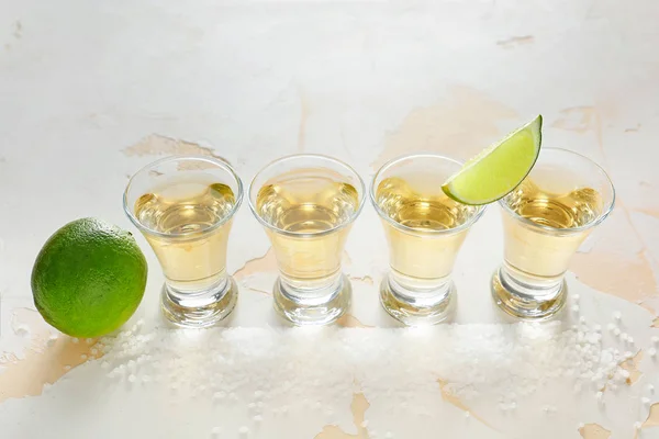 Tiros de tequila na mesa — Fotografia de Stock