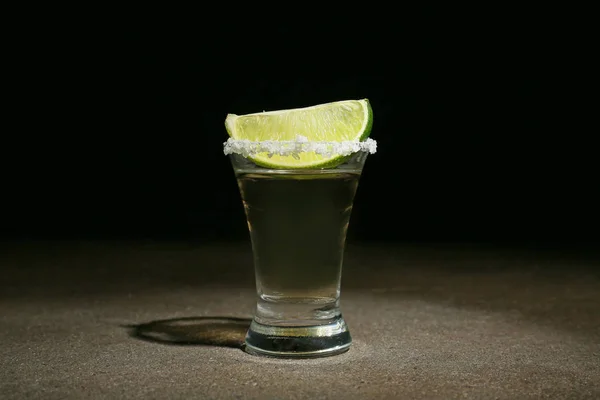 Tequila auf dunklem Hintergrund — Stockfoto