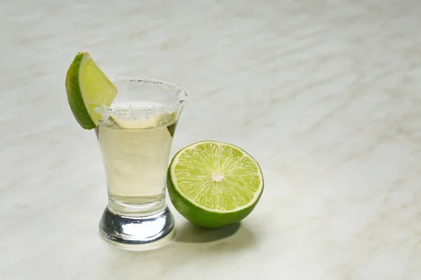 Tir de tequila sur fond clair — Photo