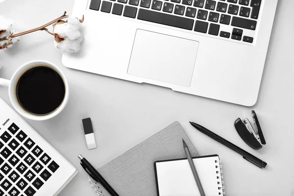 Komposition mit Schreibwaren, Laptop, Kalender und Tasse Kaffee auf grauem Hintergrund — Stockfoto