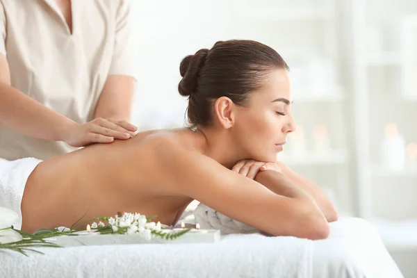 Hermosa joven recibiendo masaje en el salón de spa — Foto de Stock