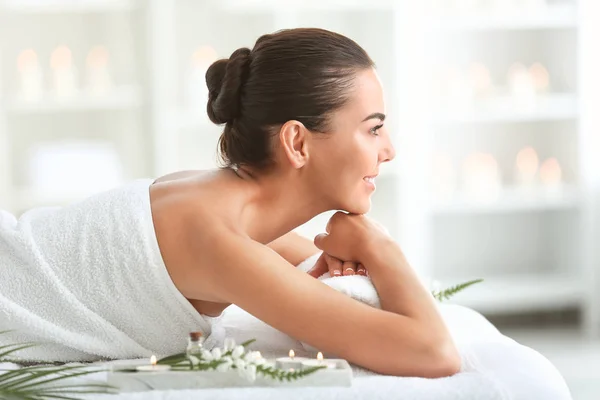 Schöne junge Frau entspannt im Wellness-Salon — Stockfoto