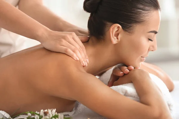 Hermosa joven recibiendo masaje en el salón de spa —  Fotos de Stock
