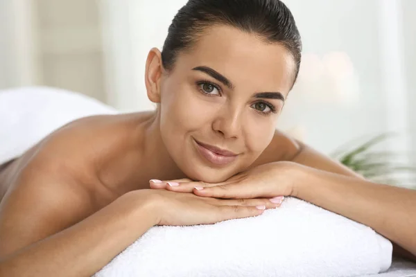 Bela jovem mulher relaxante no salão de spa — Fotografia de Stock