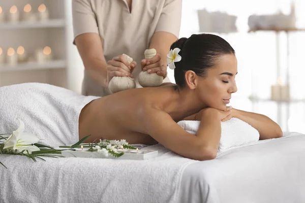 Hermosa joven recibiendo masaje en el salón de spa — Foto de Stock