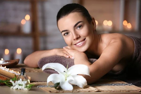 Schöne junge Frau entspannt im Wellness-Salon — Stockfoto