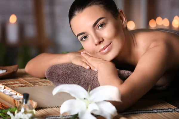 Hermosa mujer joven relajarse en el salón de spa —  Fotos de Stock
