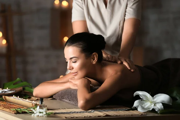 Schöne junge Frau erhält Massage im Wellness-Salon — Stockfoto