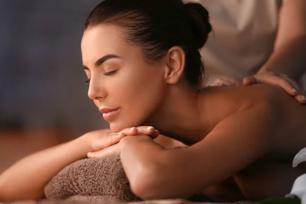 Mooie jonge vrouw ontvangst massage in spa salon — Stockfoto