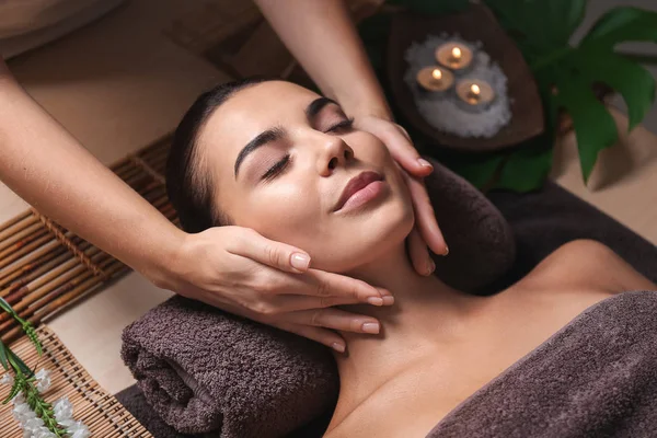 Vacker ung kvinna som får massage i spa salong — Stockfoto