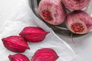 Işık masasında taze pancar