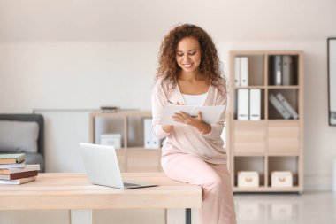 Genç Afro-Amerikalı öğrenci sınava hazırlanıyor