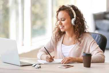 Sınava hazırlanırken müzik dinleyen genç Afrikalı-Amerikalı öğrenci