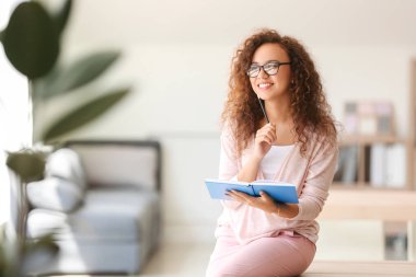 Genç Afro-Amerikalı öğrenci sınava hazırlanıyor