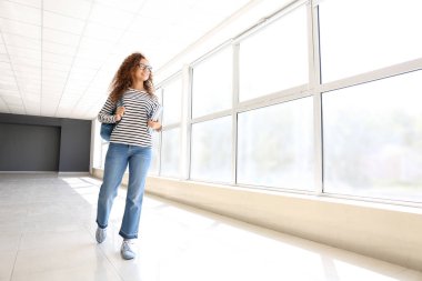 Üniversitede genç Afrikalı-Amerikalı öğrenci