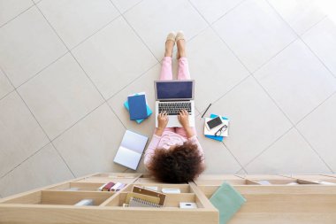 Genç Afro-Amerikalı öğrenci sınava hazırlanıyor