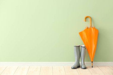 Renkli duvara yakın sakız botları ile şık şemsiye